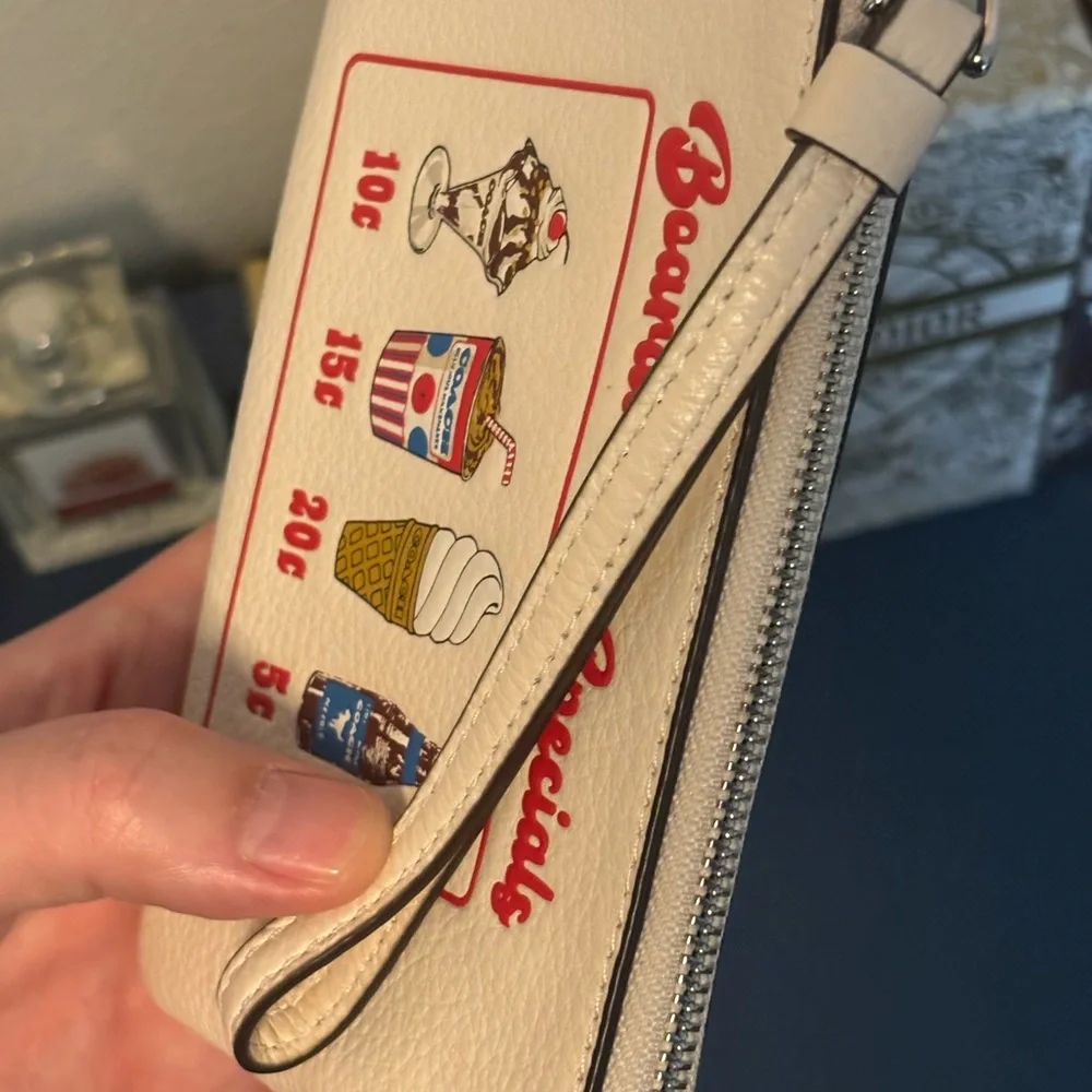 Coach Limited Edition wristlet - Boardwalk Specials - Picture 6 of 7